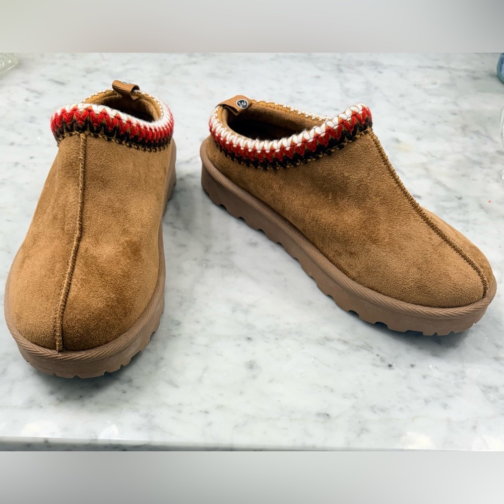 Beach by Matisse Brown Suede Slip-On Shoes with Red, Brown and White Trim. Sz 7